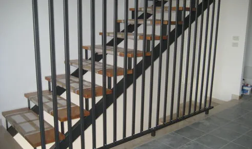 Scala in ferro con scalini in legno