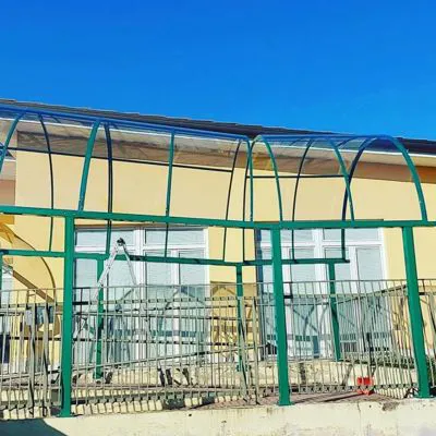 Struttura in ferro con copertura per una scuola di Verona