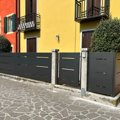 Ringhiera perimetrale con cancelletto d'ingresso 