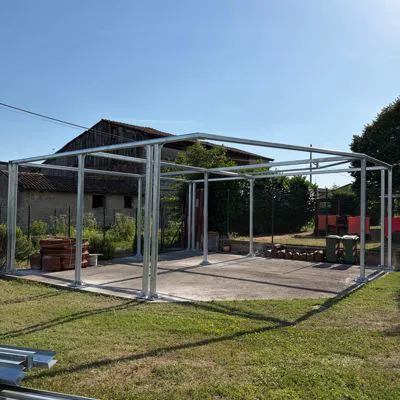 Struttura in acciaio zincato adibita all'installazione di pannelli fotovoltaici per un'abitazione privata