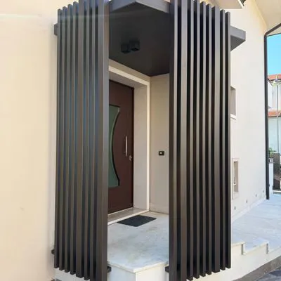 Realizzazione di una pensilina di design per porta d'ingresso di un'abitazione privata con led integrati 