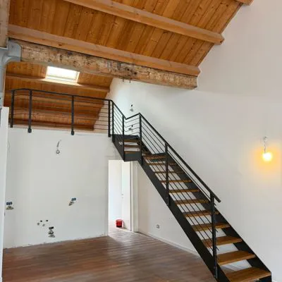 Scala interna con scalini in legno e parapetto soppalco