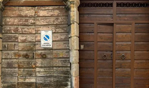 Restauro portone in legno dell'Ottocento