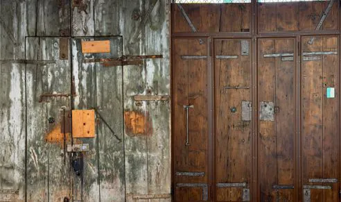 Restauro portone in legno dell'Ottocento