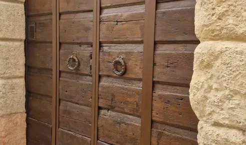 Restauro portone in legno dell'Ottocento